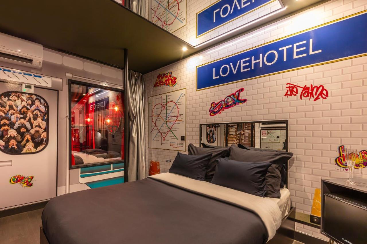 Love Hotel Avec Nuit Insolite Au Dandy Et Jacuzzi Privatise (Adults Only) Paris Exterior photo