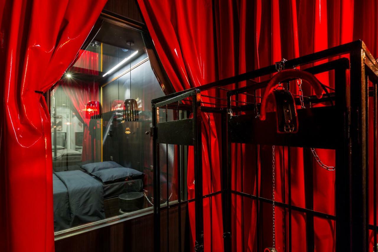 Love Hotel Avec Nuit Insolite Au Dandy Et Jacuzzi Privatise (Adults Only) Paris Exterior photo